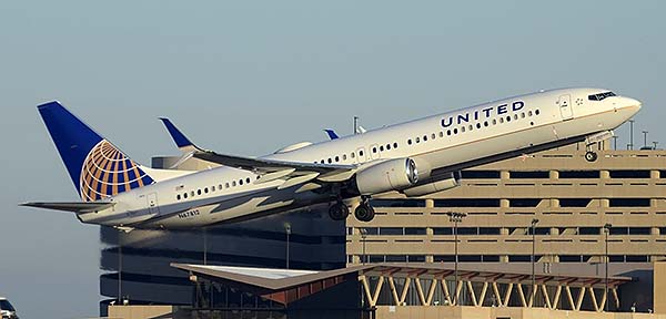 United Boeing 737-924 N67812, Phoenix Sky Harbor, December 22, 2014